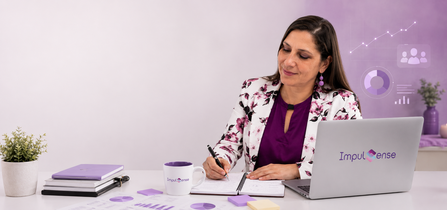 Flor, fundadora de ImpulSense, trabajando en la estrategia de un negocio