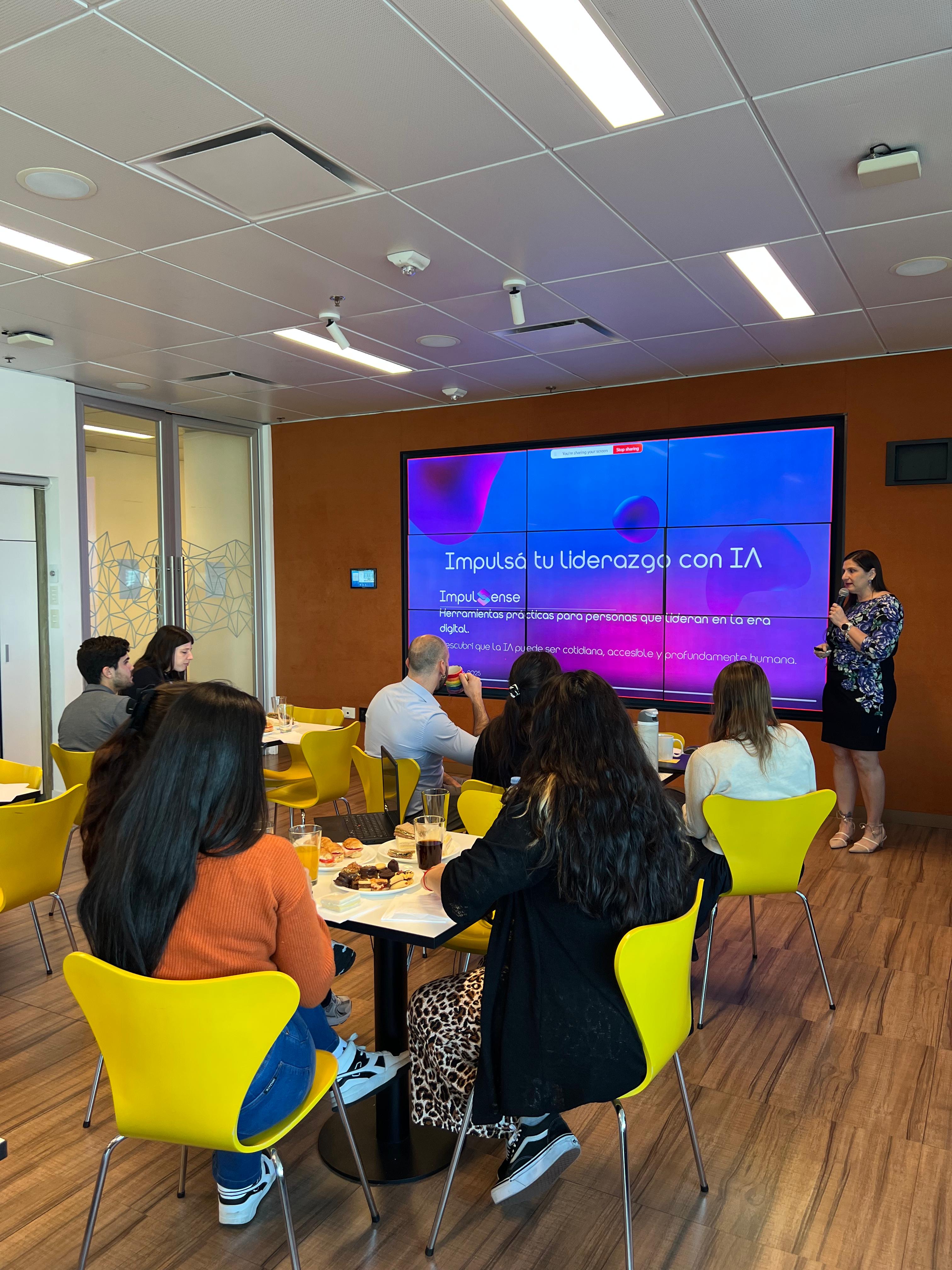 María Florencia dando una charla sobre liderazgo e inteligencia artificial